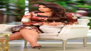 سعر فستان ياسمين عبد العزيز في برنامج «معكم» يبرز تفاصيل اختيارها للأزياء أمام منى الشاذلي